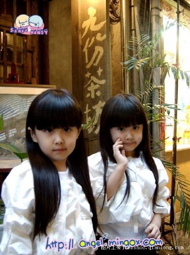 Very Cute Chinese Twin Girls - A photo of very cute Chinese twin girls, they are very famous in China