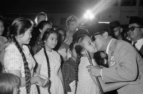 indonesia - president sukarno saying goodbye to his daughters