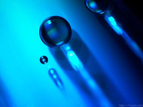 running drops - the photo is taken with cannon g3 with reversed cannon EF 50mm/18II
