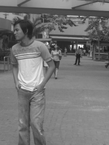 paparazzi shot @ mall of asia. - this shot was taken by my sister while strolling around the mall...it was a pretty hot day, we had fun though.