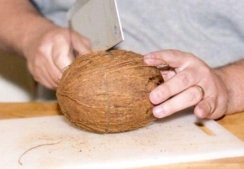 Do you know how to extract milk from coconut? - I would like to prepare sweet with coconut, help me to take milk from it?