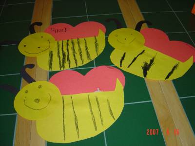 Bumble Bee Art Project - A bumble bee art project for children. Another easy project for parents and children to do together. Bumble Bee Art Project - A bumble bee art project for children. Another easy project for parents and children to do together.
