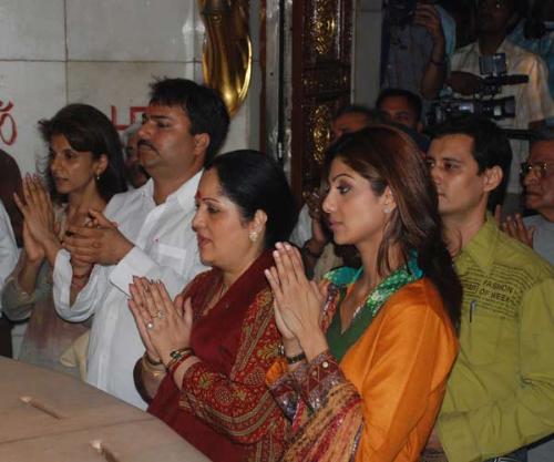 Shilpa pic2 - Cine and Bollywood Star Shilpa Shetty Offering Prayer