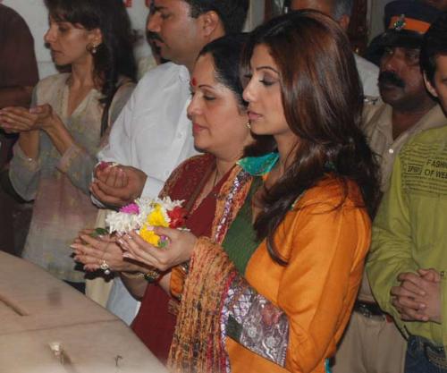 Shilpa Pic 3 - Cine and Bollywood Star Shilpa Shetty Offering Prayer