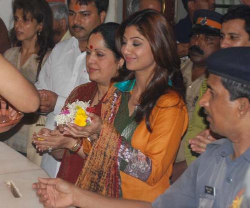 Shilpa Pic4 - Cine and Bollywood Star Shilpa Shetty Offering Prayer