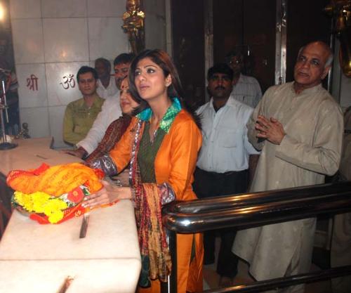 Shilpa Pic5 - Cine and Bollywood Star Shilpa Shetty Offering Prayer