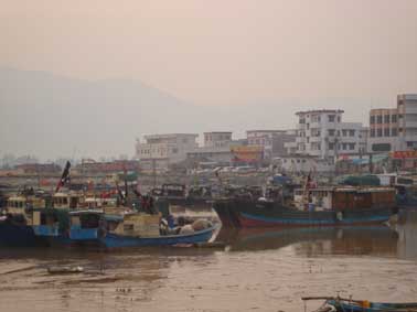 fishinge boat - winter arrived my family is depends on cathes fisf for thelivelihood has catching fish which the water the place you can you ?onthe ship life may be sa me with the land life?