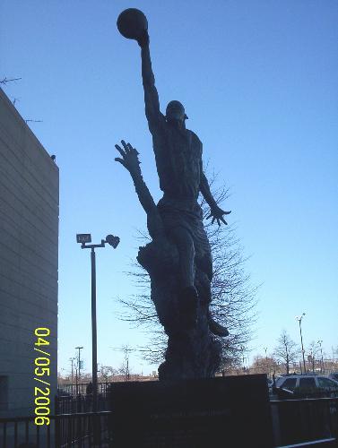 michael jordan statue - statue of michael jordan in chicago