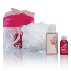 Cassis Rose little threat - A playfyl little gift full of top treats! Cassis Rose EDT 10ml, Cassis Rose Shower Gel 60ml & Mini Ultra Fine White Bath Lily!