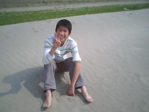 happy - i sit on the beach .