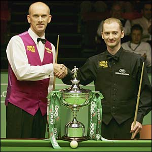Peter Ebdon and Graham Dott - Two of the world's biggest snooker players standing left and right the trophy in cruicible theater. A wonderful view :P