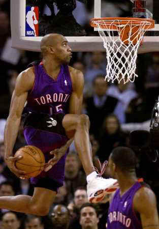 Vince Carter - It seems Vince Carter is going to dunk in a way that attracts fans' attention