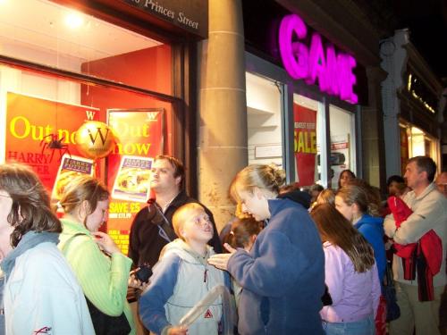 queue - queues all around the world... queue - queues all around the world...