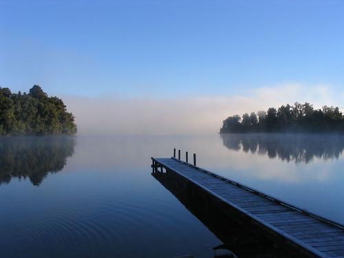 Lake Mapourika - This is a early morning picture of Lake Mapourika from New Zelands...