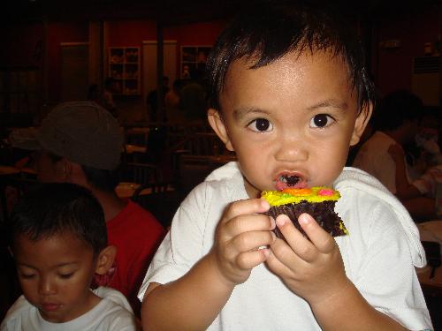 eat ng cake - ashton eating his bday cake