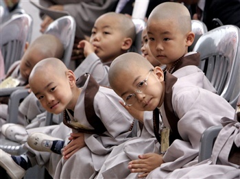 News - Novice monks take part in a ceremony celebrating the 2,551st birthday of Buddha at the Chogye temple in Seoul, May 24, 2007.