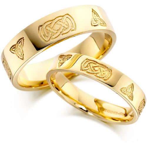 Wedding Rings - Very nice gold wedding rings with a beauty design up to them.