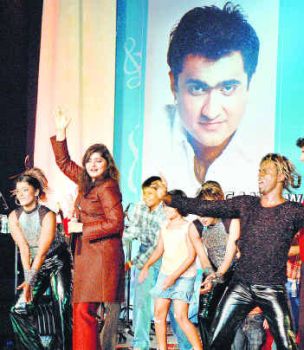 Kunal Ganjawala wows fans - Kunal Ganjawala is an Indian singer, known primarily for his work as a Bollywood playback singer. His breakthrough hit, Bheegey Hont from the film Murder, won the 2005 Zee Cine Award for Best Playback Singer (male).