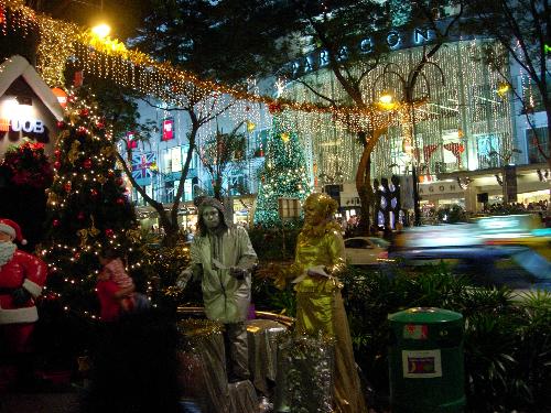 Christmas Lightup 2006 - Once again, Orchard Road is lighted for Christmas. These are buskers opposite Paragon Shopping Centre.