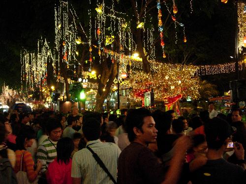 Christmas Lightup 2006 - Orchard Road, packed with Christmas shoppers who are out to enjoy the dazzling lights.