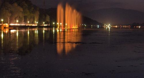 Dal lake at its best - This one of my fav shot pics... If u want to see more u can log on to my blog: http://www.kashmiribloggers.com