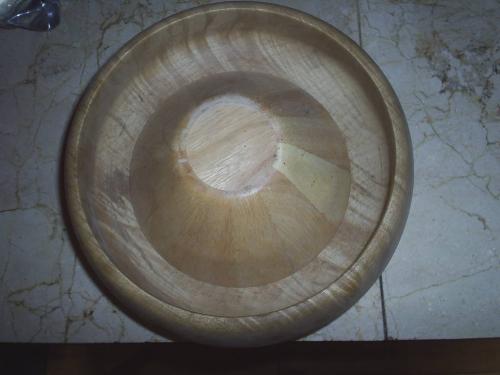 Hand lathed - A hand lathed wooden bowl carved by an artisan. It is made of sycamore.