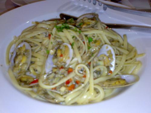 linguini with clams - seafood linguini