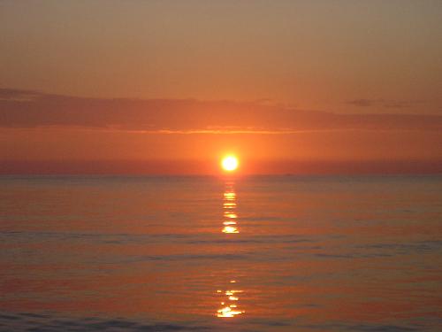 as the sun takes its throne - this is one of the reasons why i want to hangout by the shore in the late afternoon...