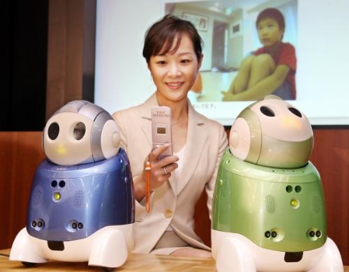 robots - robots workins as babysitters