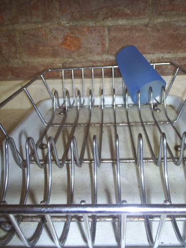 dish drainer - Washing dishes and drying them in a drainer is a great way to save money on electricity. It ensures frugal living and is good for the environment.