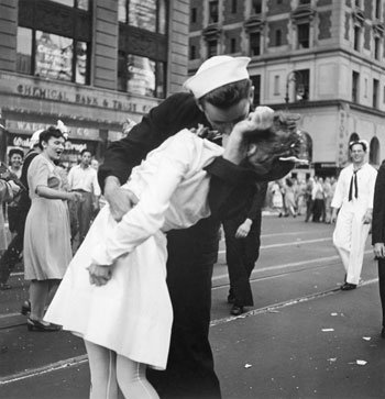 SAILOR KISS - KISSING IN THE STREETS