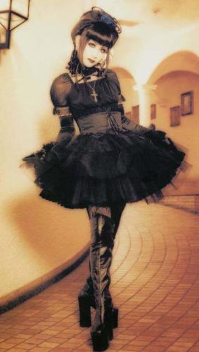 Japanese Guitarist - Mana - He's absolutely gorgeous! He looks best in a dress