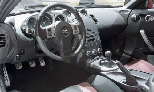 nissan 350Z - wow what a cockpit .