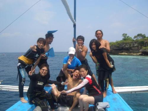 with japanese guest - the japanese guest who tooked stolen shot of us underwater.... well their players too??? this group is so cool.. really fun dive.. we even hang-out clubbing after that day...COOL right!? i loved this group.. i missed their company.. hope to see you guys again..soon!!! then dive again day after!!??? huh!!!? fish life...LOLZ
