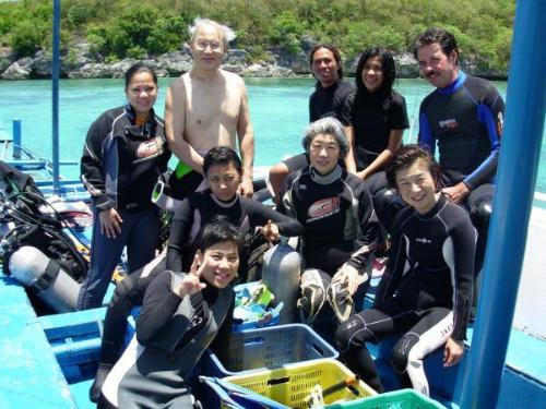 poooosing time - ok... am making faces... LOlz .. diving w/ ineternational, i mean mix guest with other group.. filipino, japanese and american...better talked right... hitched with the group so you split the payments!? isnt it COOL