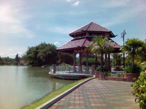 beautiful garden - The beautiful lake garden in my town.