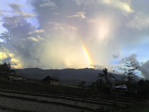 blue skies over canlaon - blue, cloudy skies...wish the rainbow was more visible, but VGA can only go so far;(
