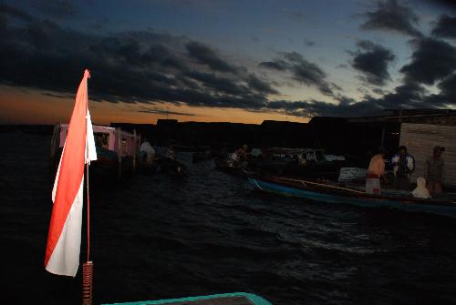 floating market - this is the pic of floating market in banjarmasin, indonesia at 5.30 am.the sellers and the buyers are coming w/boats