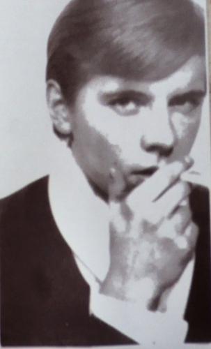 Suave - Carl incarnating the elegant male in the mid 1970s. Suave - Carl incarnating the elegant male in the mid 1970s.
