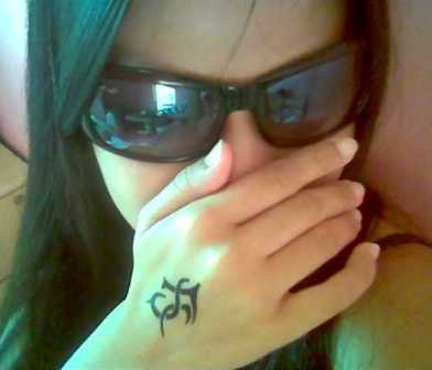 henna tattoo - we went to bulacan, at jed's resort island with my friends, and we saw a guy who put's henna tattoo to his customer, everyone has it because it looks good during summer.. my bf said i should get a real one..hehehe..