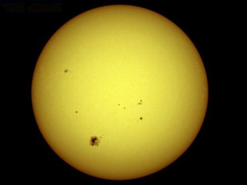 Sun in solarsystem - The Sun (Latin: Sol) is the star at the center of the Solar System. The Earth and other matter (including other planets, asteroids, meteoroids, comets and dust) orbit the Sun, which by itself accounts for about 99.8% of the solar system's mass. Energy from the Sun—in the form of sunlight—supports almost all life on Earth via photosynthesis, and drives the Earth's climate and weather.  The Sun is composed of hydrogen (about 74% of its mass, or 92% of its volume), helium (about 25% of mass, 7% of volume), and trace quantities of other elements. The Sun has a spectral class of G2V. G2 implies that it has a surface temperature of approximately 5,500 K (or approximately 9,600 degrees Fahrenheit / 5,315 Celsius), giving it a white color which, because of atmospheric scattering, appears yellow as seen from the surface of the Earth. This is a subtractive effect, as the preferential scattering of blue photons (causing the sky color) removes enough blue light to leave a residual reddishness that is perceived as yellow. (When low enough in the sky, the Sun appears orange or red, due to this scattering.)  Its spectrum contains lines of ionized and neutral metals as well as very weak hydrogen lines. The V (Roman five) suffix indicates that the Sun, like most stars, is a main sequence star. This means that it generates its energy by nuclear fusion of hydrogen nuclei into helium and is in a state of hydrostatic balance, neither contracting nor expanding over time. There are more than 100 million G2 class stars in our galaxy. Because of logarithmic size distribution, the Sun is actually brighter than 85% of the stars in the galaxy, most of which are red dwarfs.[1]