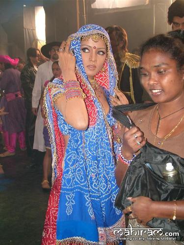 Celina jaitley - Celina jaitley peeking