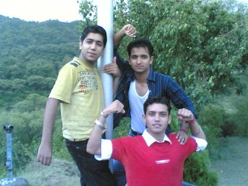 my frnz - m on the xtreme left !!!...with aksh n nitish