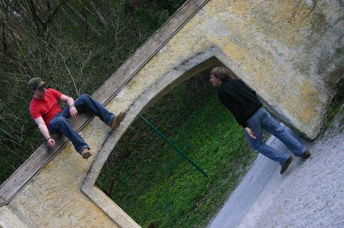 Flo und brummbrumm - 2 friends on a wall in Salzburg