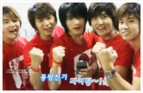 dbsk fighting !!! - They took this when they're in the last worldcup for support for korean football team ~
It's so nice to see them happy like that ^^
