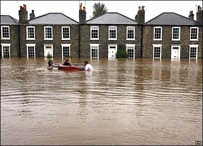 Floods in Beverley - People using dinghy&#039;s to get down the street in Beverley.