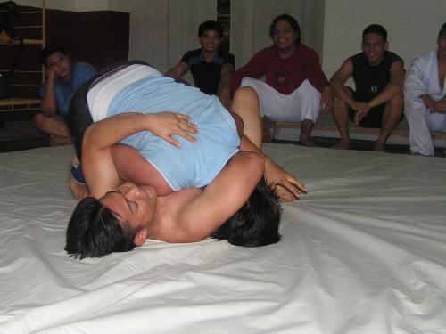 5 finger guillotine choke - I GJ RODRIGUEZ from MAHARLIKA FIGHTING SYTEM without the shirt sparred with KEN TAKASTAKAS, a much experience grappler of JIUJITSU DE DAVAO performing a 5 finger guillotin choke in halfguard position