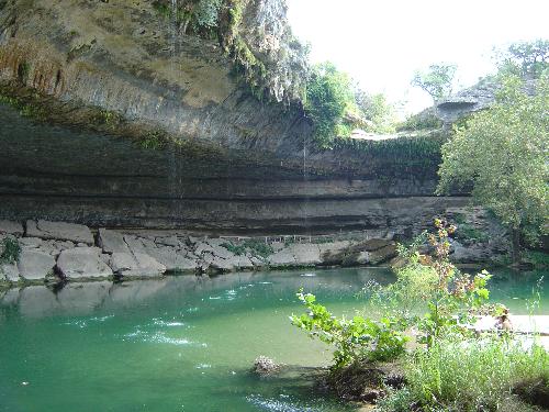 A nice place in Texas. - This is Hamilton pool. It is a place close to Austin, Texas. There are wild turtles and catfish. In the corner you can see a small beach sourrounded by the cliff. When it has been raining a lot, there is a nice waterfall.