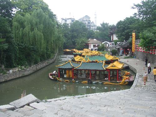 Yangzhou Travel - In the history, Kangxi and Qianlong emperores of Manchu Dynasty all ever six times to Chiang-Nan. They always multiplied by the Dragon boat from the canal to Yangzhou.