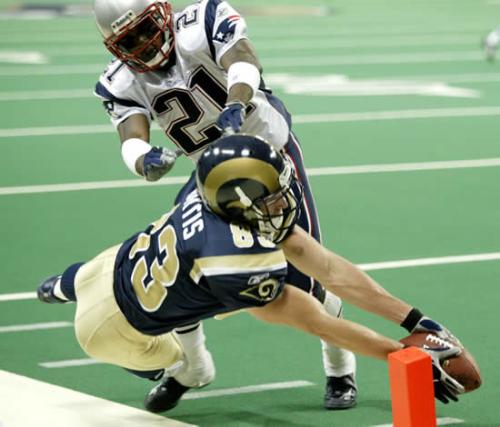 Former Rams Receiver Kevin Curtis - Former Rams receiver and new Philadelphia Eagles receiver Kevin Curtis stretches for the goal line.